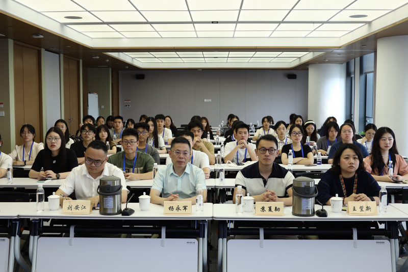 浙江大學經濟學院、國際聯合商學院全國優秀大學生夏令營到浙江東方參訪 劉安江（左一）楊永軍（左二）.jpg